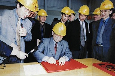 2002年4月3日，时任浙江省省长柴松岳视察银河官方入口(中国)最新官网入口工业园