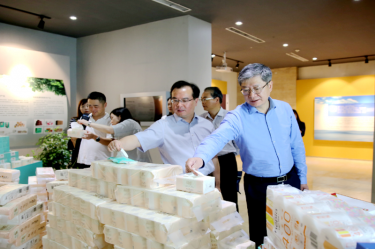 2019年 5月22日，时任浙江省社会组织综合党委专职副书记、省民政厅社会组织管理局局长蔡国华莅临银河官方入口(中国)最新官网入口调研企业发展情况和党建工作
